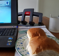 tijdsdruk lunchpauze aan bureau